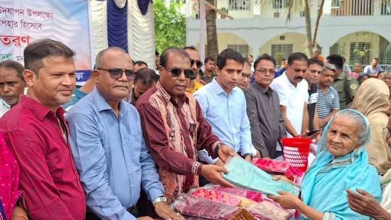 বগুড়ায় প্রধানমন্ত্রীর উপহারের শাড়ি পেলেন ২৩০০ নারী